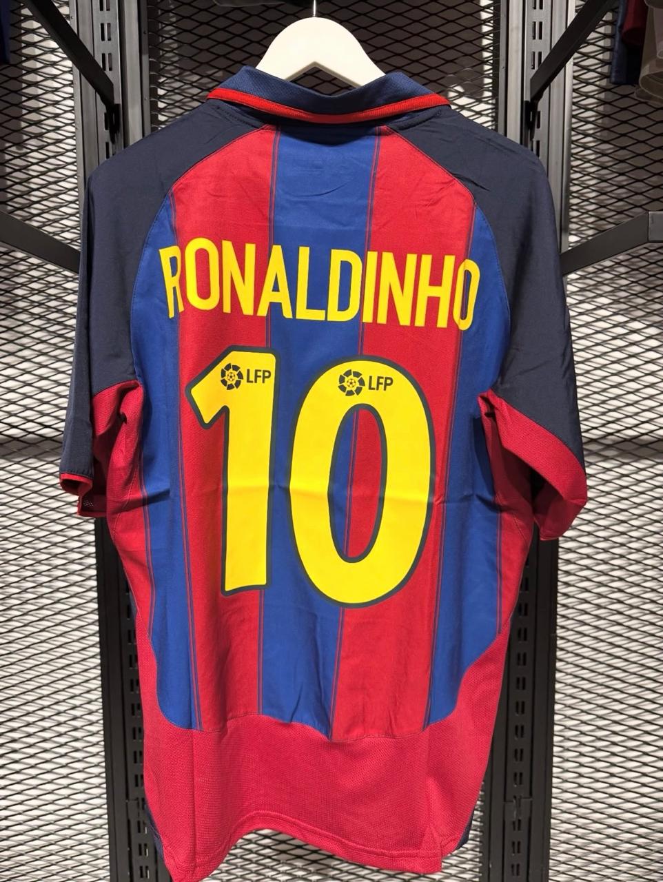 Barcelona 2003/4 Home shirt Ronaldinho 10